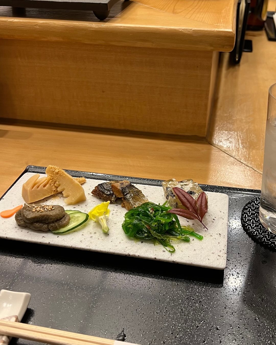 小さな料理を盛り合わせた前菜の皿
