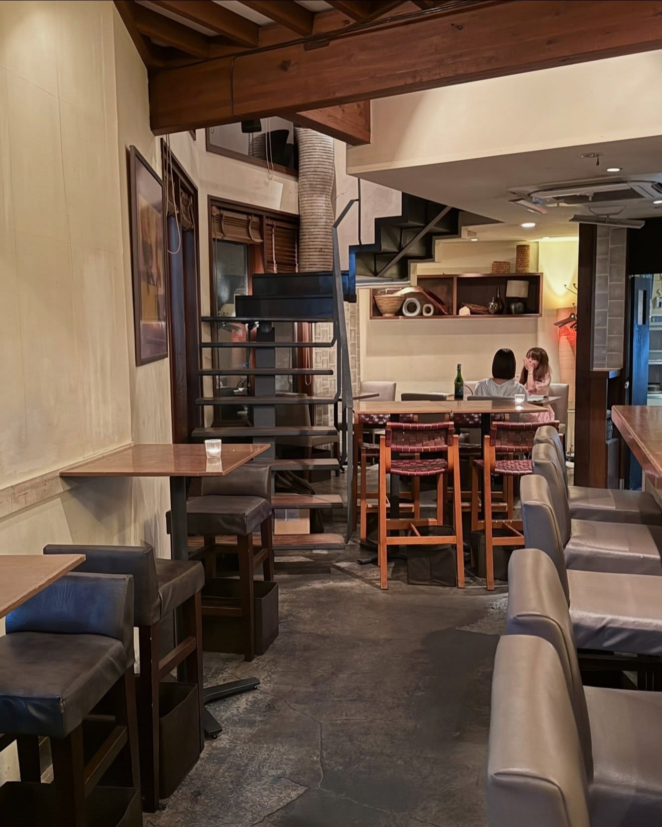 木の階段とカウンターが見えるcociの店内