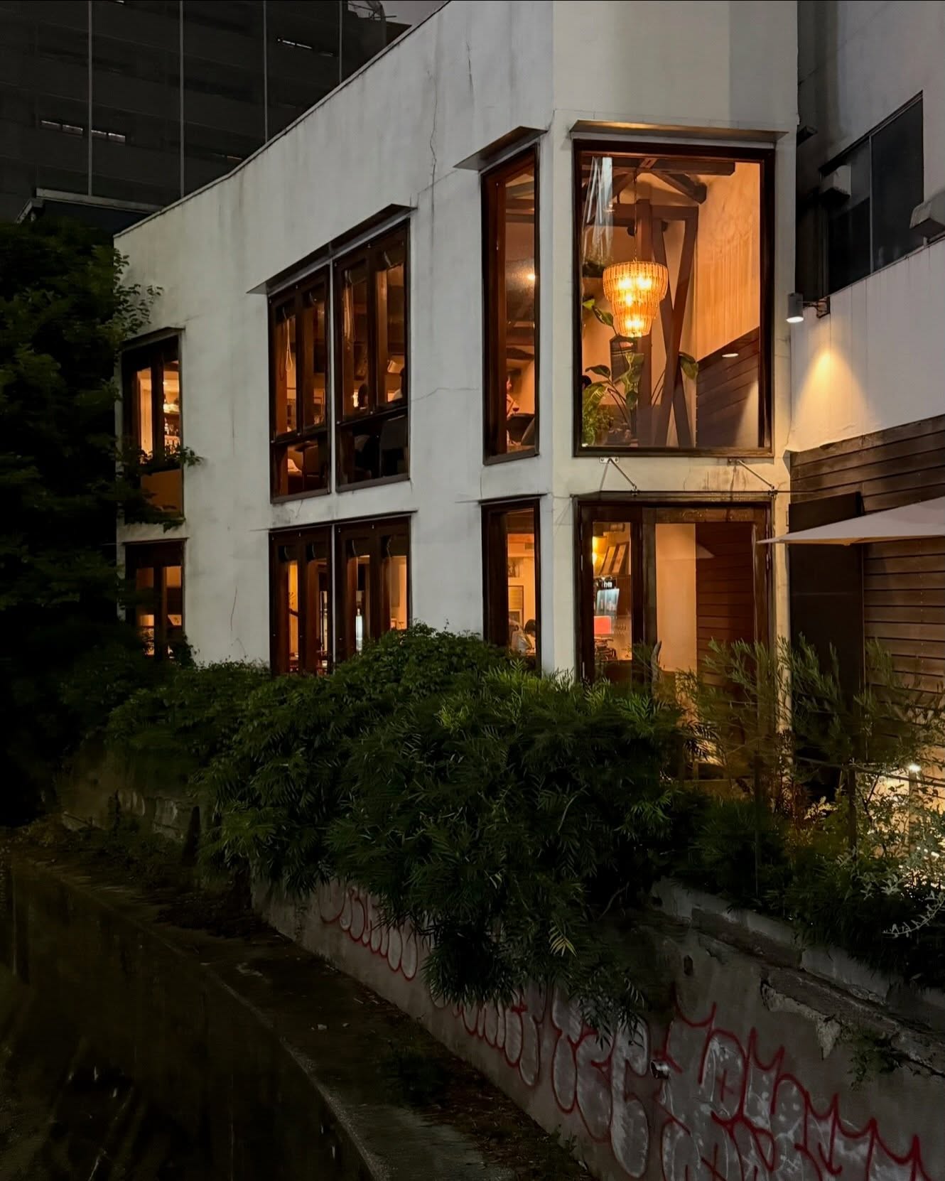 川沿いに建つcociの夜の外観