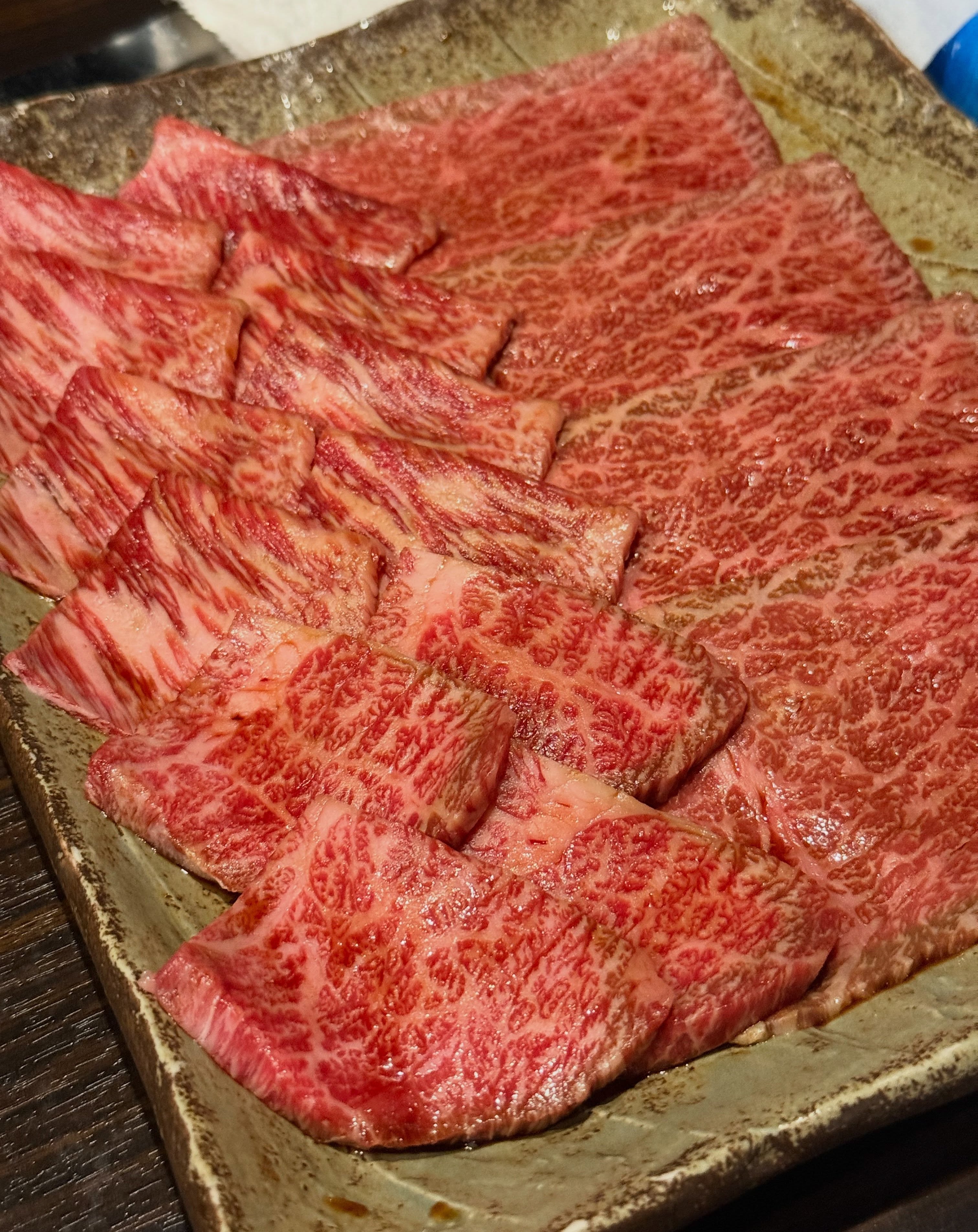 霜降り肉を重ねた一皿