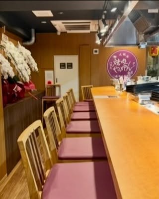 焼き台を備えたカウンター席