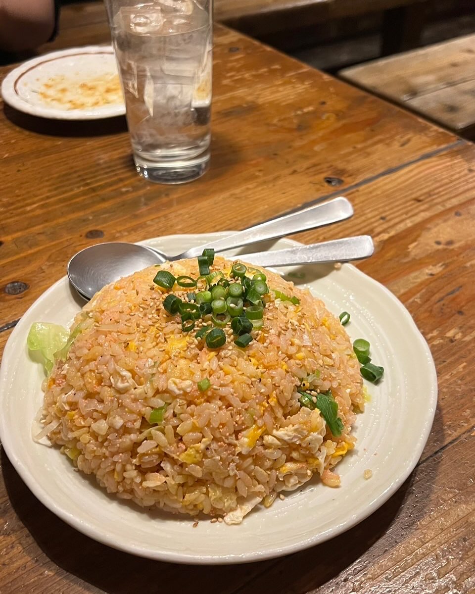 ねぎをのせた炒飯の皿