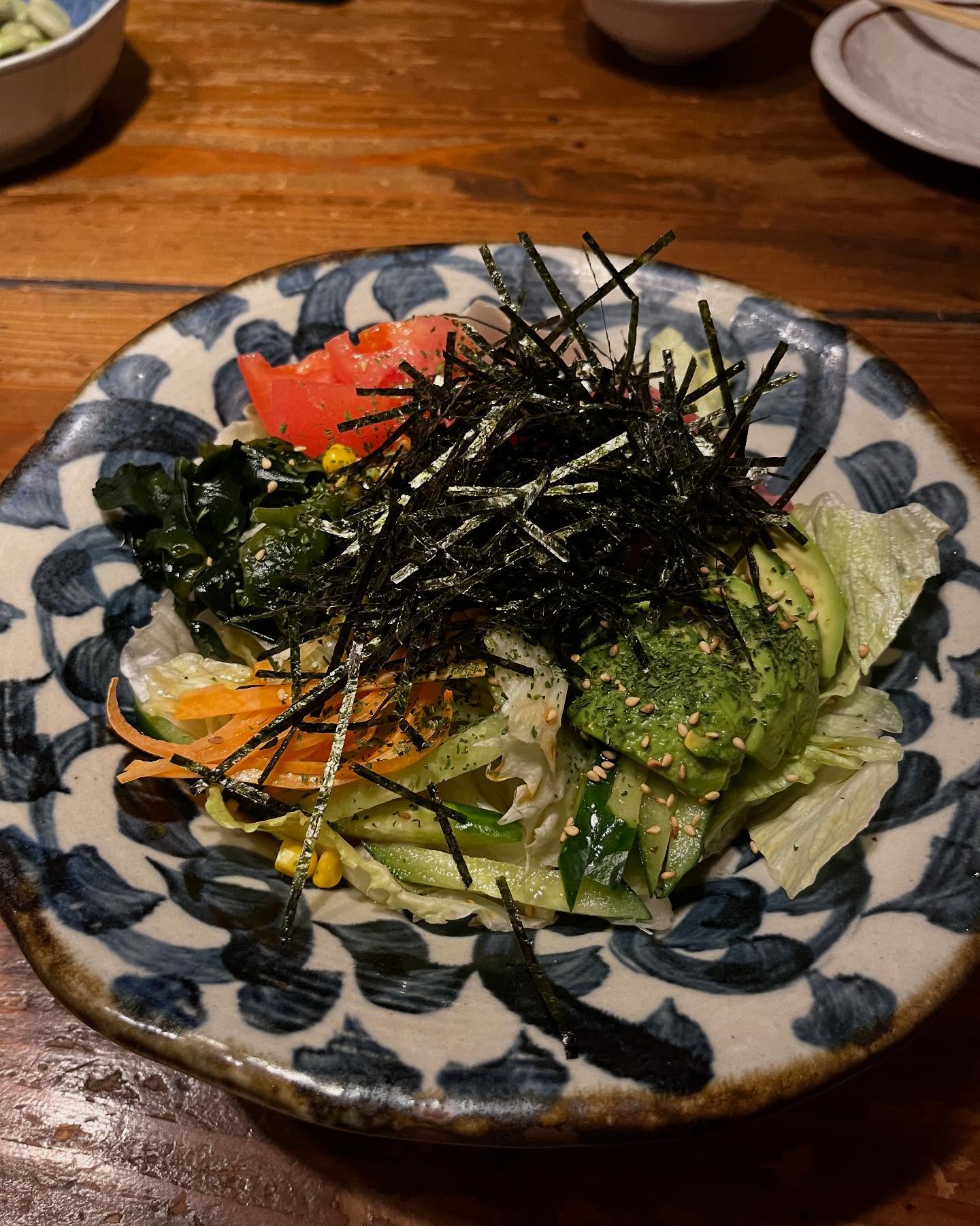 海苔や野菜を盛り付けたサラダ