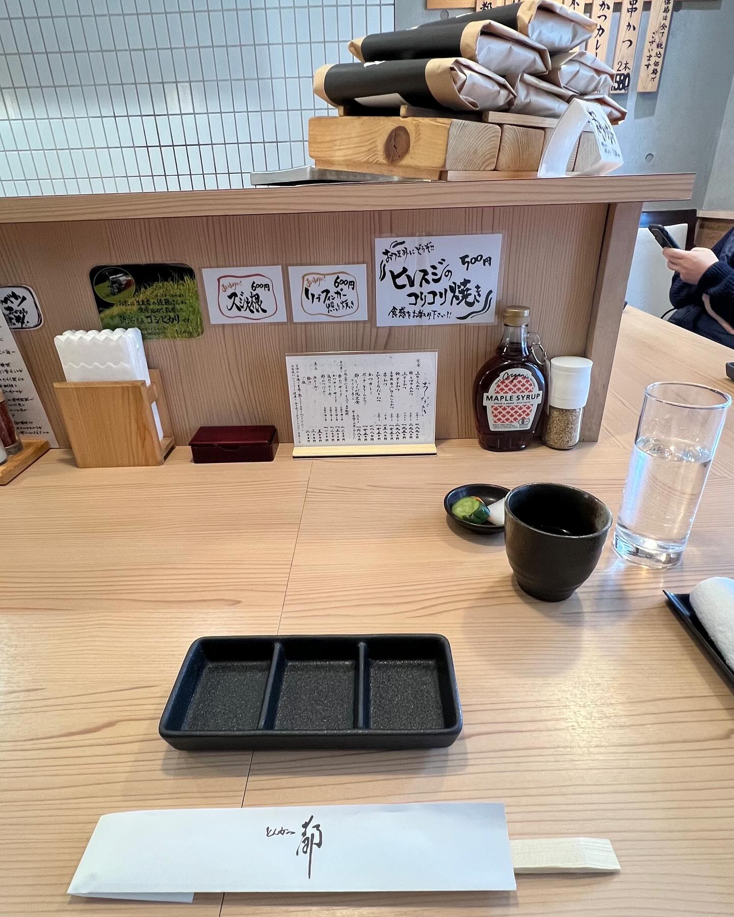 メイプルシロップと調味料が並ぶカウンター