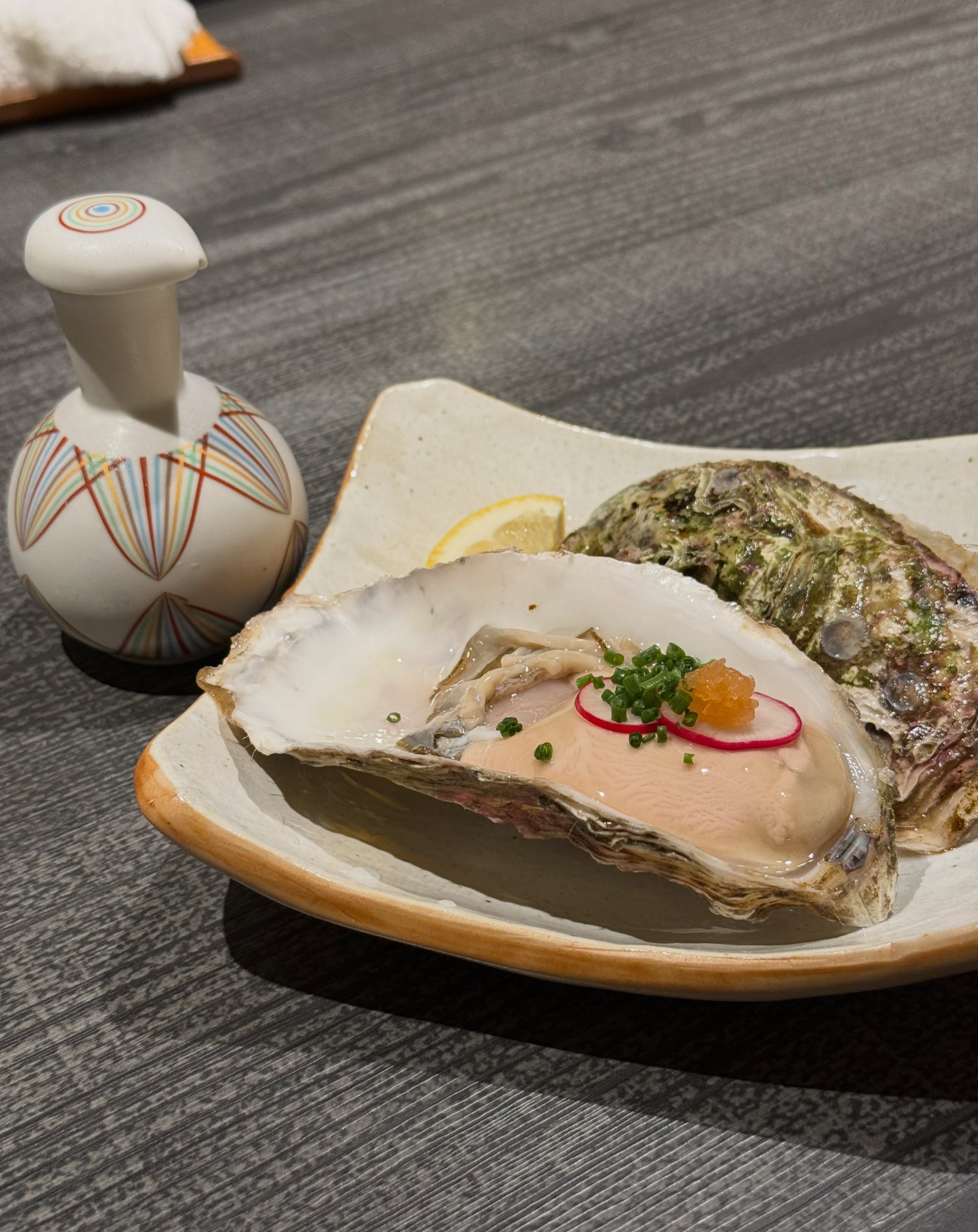 殻付きの牡蠣と薬味、レモン
